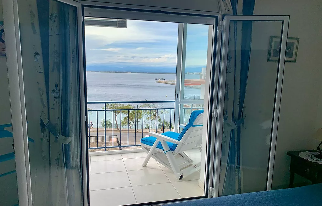 INCREÏBLE APARTAMENT A L'ÚLTIM PLANTA AMB VISTES AL MAR A ROSES, DAVANT DE LA PLATJA DE PALANGRERS