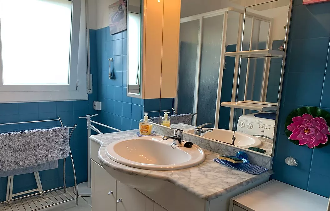 INCREÏBLE APARTAMENT A L'ÚLTIM PLANTA AMB VISTES AL MAR A ROSES, DAVANT DE LA PLATJA DE PALANGRERS