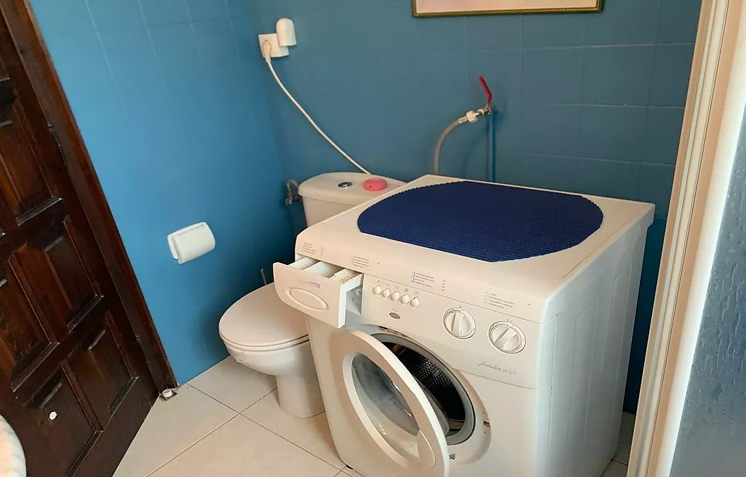 INCREÏBLE APARTAMENT A L'ÚLTIM PLANTA AMB VISTES AL MAR A ROSES, DAVANT DE LA PLATJA DE PALANGRERS
