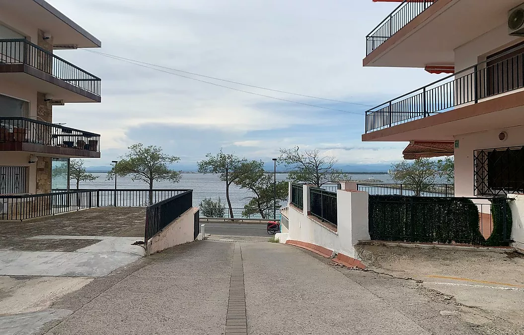 INCREÏBLE APARTAMENT A L'ÚLTIM PLANTA AMB VISTES AL MAR A ROSES, DAVANT DE LA PLATJA DE PALANGRERS