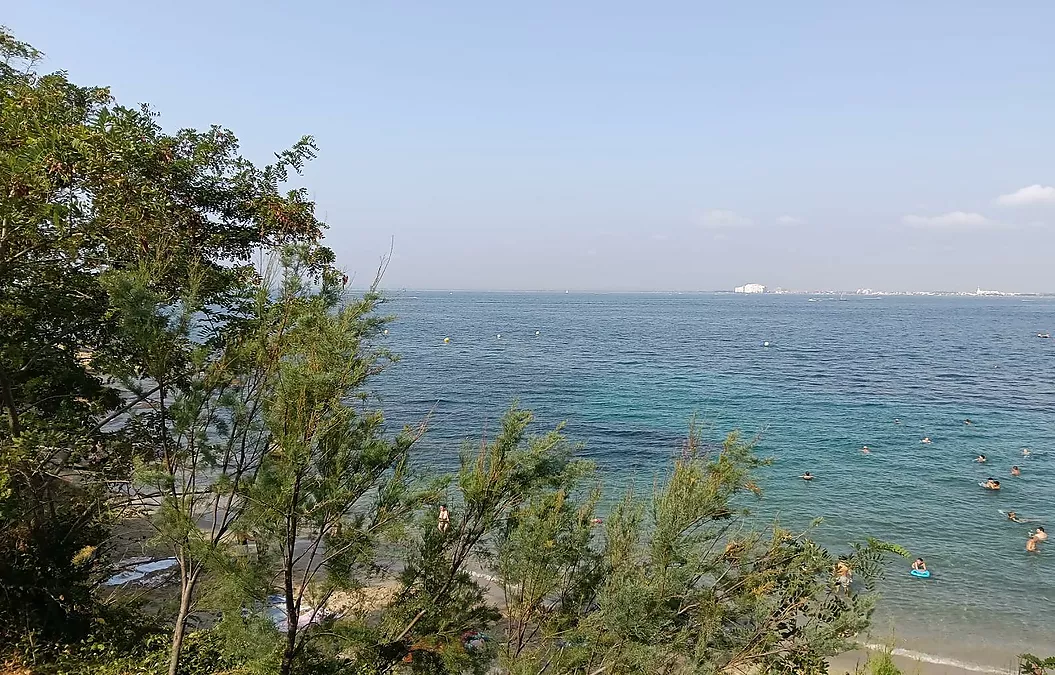 INCREÏBLE APARTAMENT A L'ÚLTIM PLANTA AMB VISTES AL MAR A ROSES, DAVANT DE LA PLATJA DE PALANGRERS