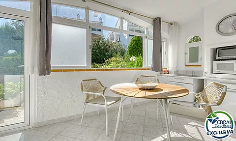 Looking for a peaceful place in Roses, surrounded by nature and offering all the comfort you need to enjoy it throughout the year? This apartment coul