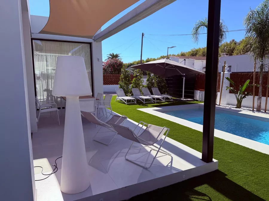 Haus mit zeitgenössischem Design, Pool, Garten und modernster Technologie und Garage