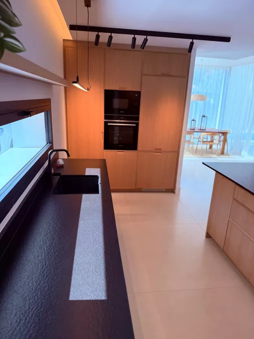 Haus mit zeitgenössischem Design, Pool, Garten und modernster Technologie und Garage