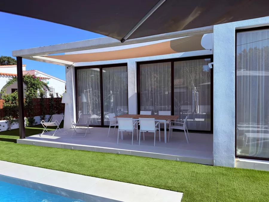 Haus mit zeitgenössischem Design, Pool, Garten und modernster Technologie und Garage