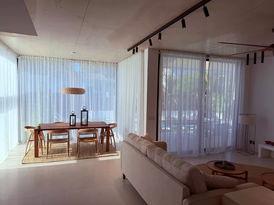Haus mit zeitgenössischem Design, Pool, Garten und modernster Technologie und Garage