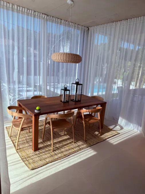 Haus mit zeitgenössischem Design, Pool, Garten und modernster Technologie und Garage