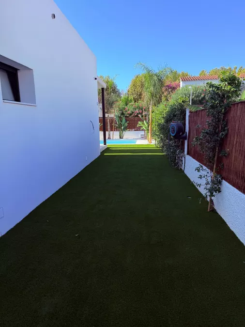 Haus mit zeitgenössischem Design, Pool, Garten und modernster Technologie und Garage