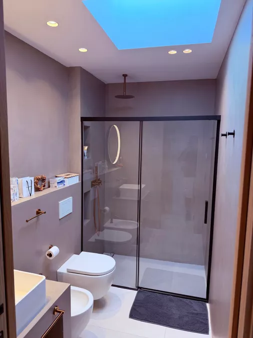 Haus mit zeitgenössischem Design, Pool, Garten und modernster Technologie und Garage