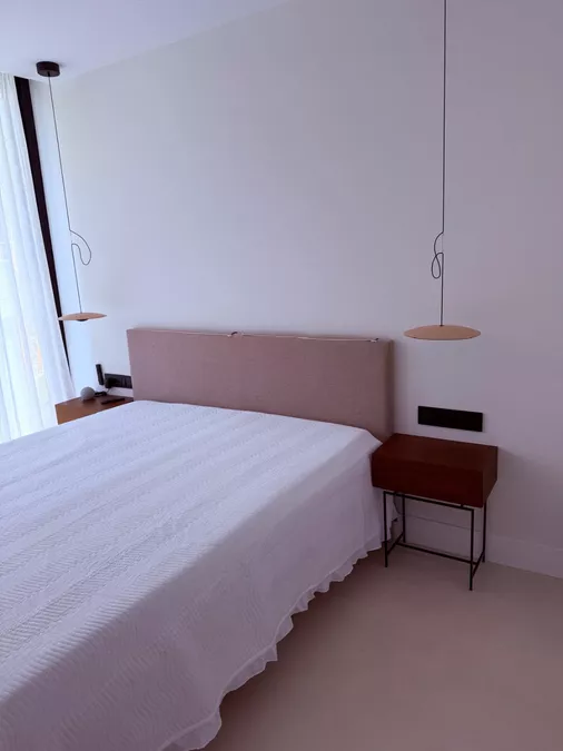 Haus mit zeitgenössischem Design, Pool, Garten und modernster Technologie und Garage