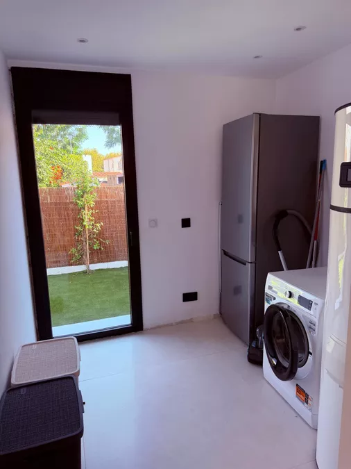 Haus mit zeitgenössischem Design, Pool, Garten und modernster Technologie und Garage