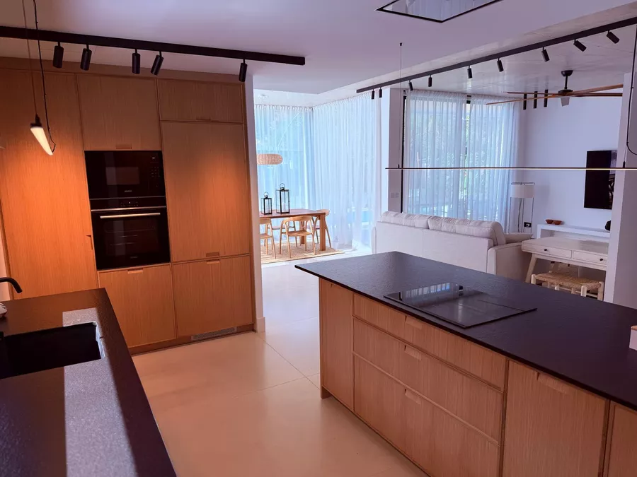 Haus mit zeitgenössischem Design, Pool, Garten und modernster Technologie und Garage
