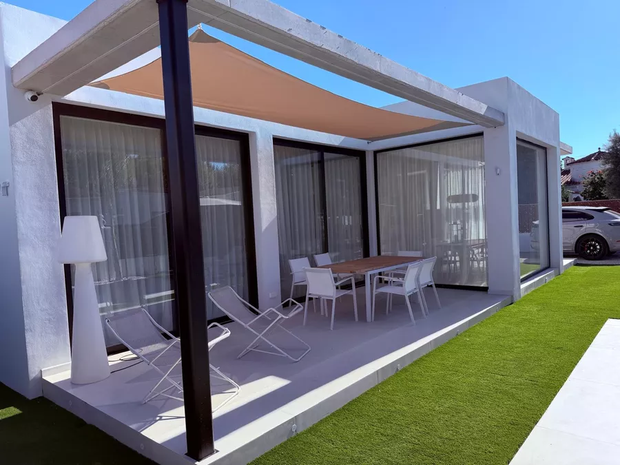 Haus mit zeitgenössischem Design, Pool, Garten und modernster Technologie und Garage