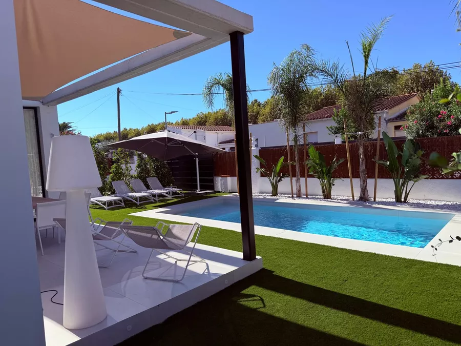 Haus mit zeitgenössischem Design, Pool, Garten und modernster Technologie und Garage