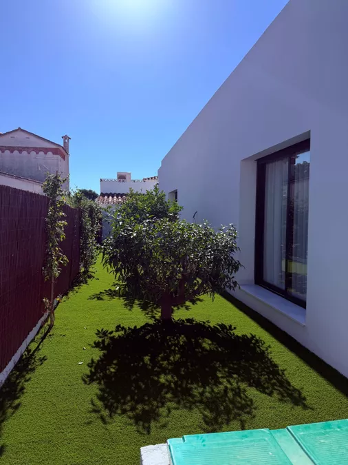 Haus mit zeitgenössischem Design, Pool, Garten und modernster Technologie und Garage