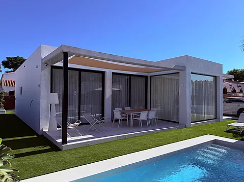 Haus mit zeitgenössischem Design, Pool, Garten und modernster Technologie und Garage
