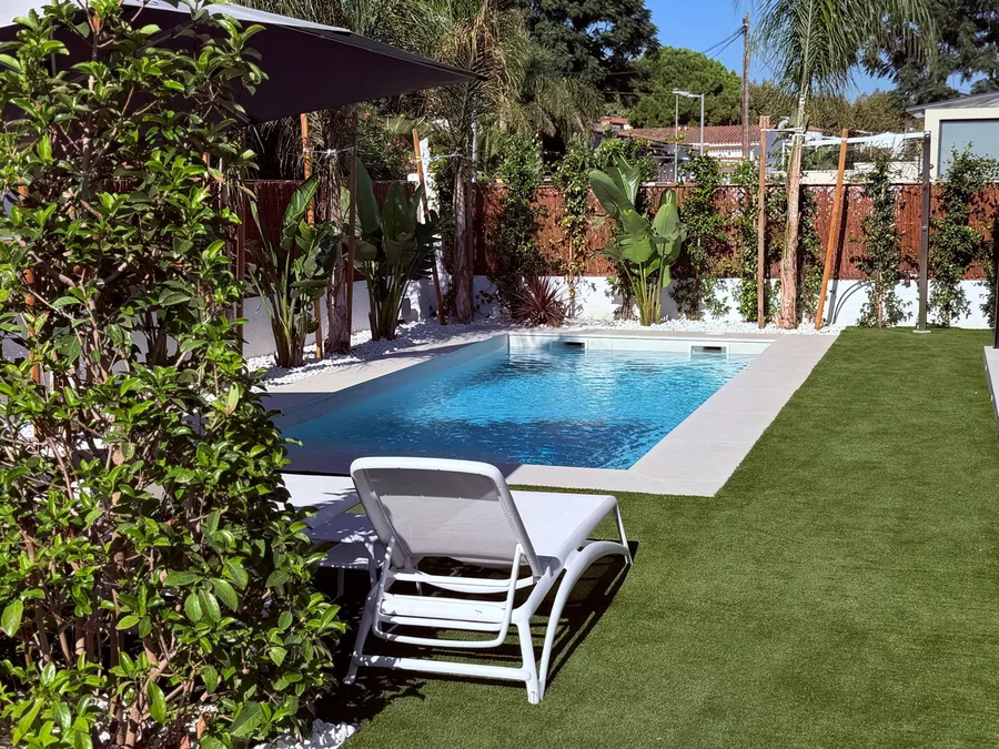 Haus mit zeitgenössischem Design, Pool, Garten und modernster Technologie und Garage