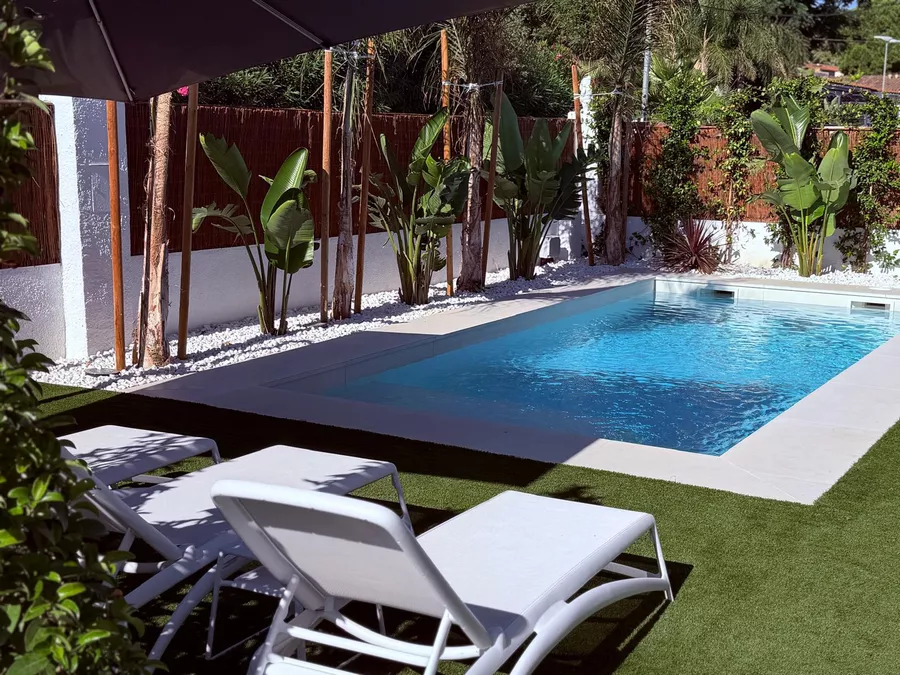 Haus mit zeitgenössischem Design, Pool, Garten und modernster Technologie und Garage