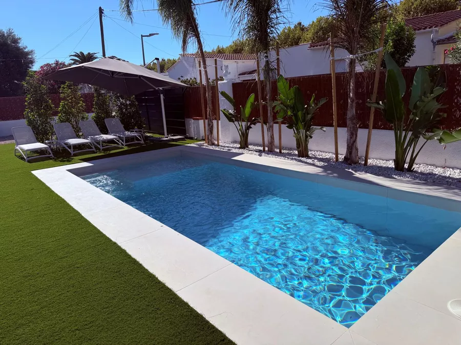 Haus mit zeitgenössischem Design, Pool, Garten und modernster Technologie und Garage