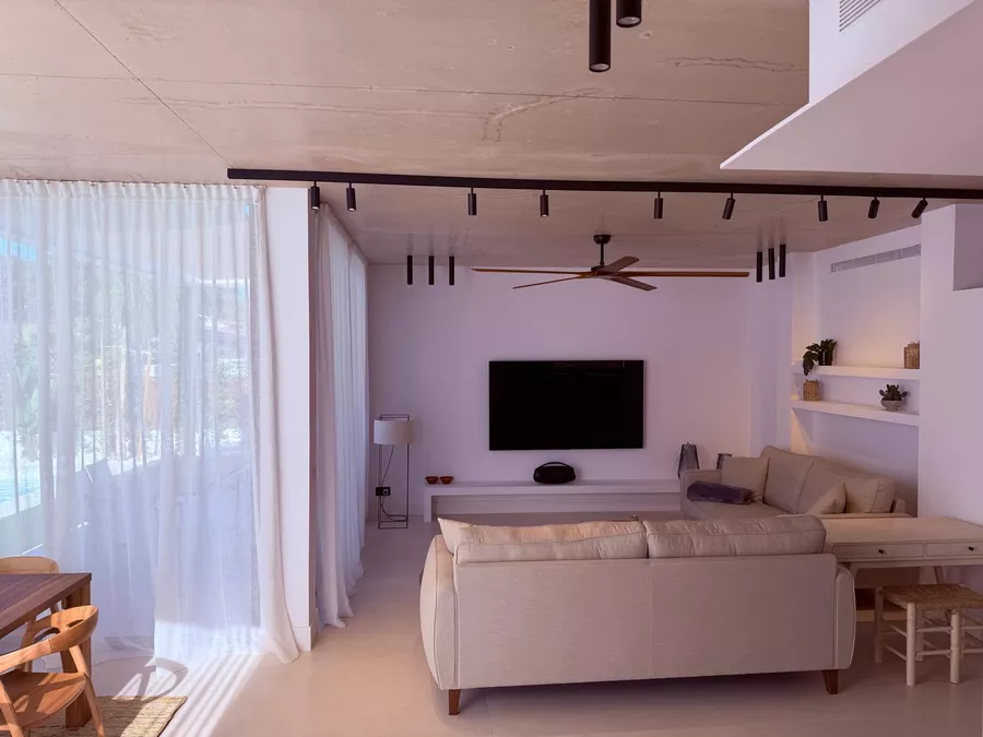 Haus mit zeitgenössischem Design, Pool, Garten und modernster Technologie und Garage