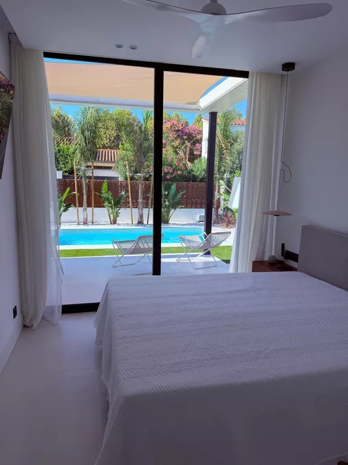 Haus mit zeitgenössischem Design, Pool, Garten und modernster Technologie und Garage