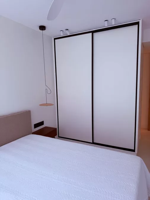 Haus mit zeitgenössischem Design, Pool, Garten und modernster Technologie und Garage