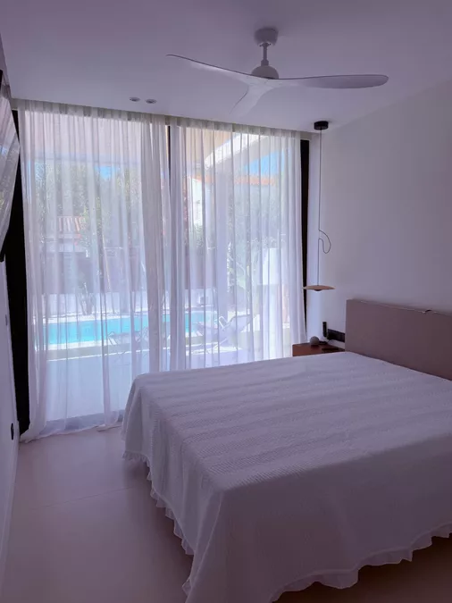 Haus mit zeitgenössischem Design, Pool, Garten und modernster Technologie und Garage
