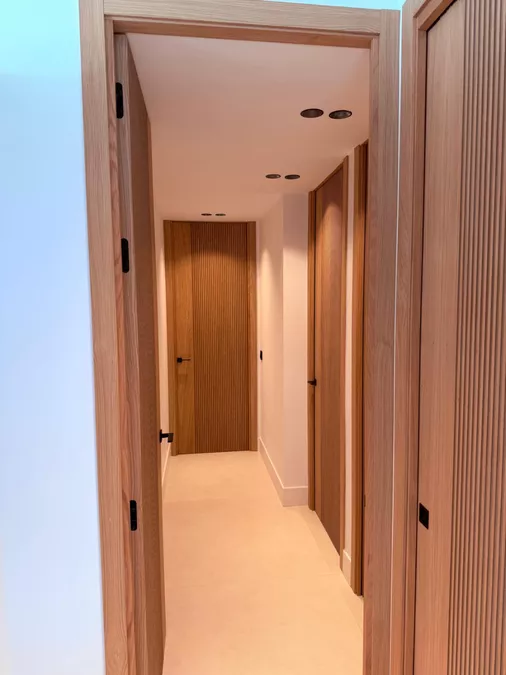 Haus mit zeitgenössischem Design, Pool, Garten und modernster Technologie und Garage