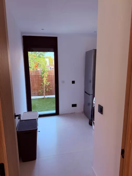 Haus mit zeitgenössischem Design, Pool, Garten und modernster Technologie und Garage