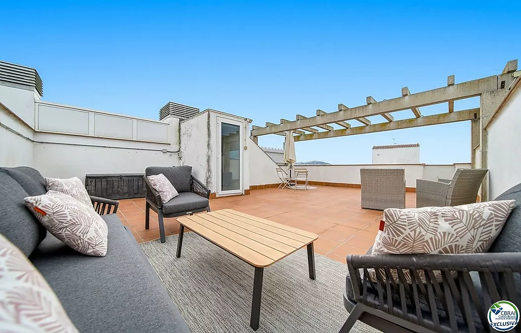 Attique 61 m², avec 60 m² de terrasses-solarium, LICENCE TOURISTI..