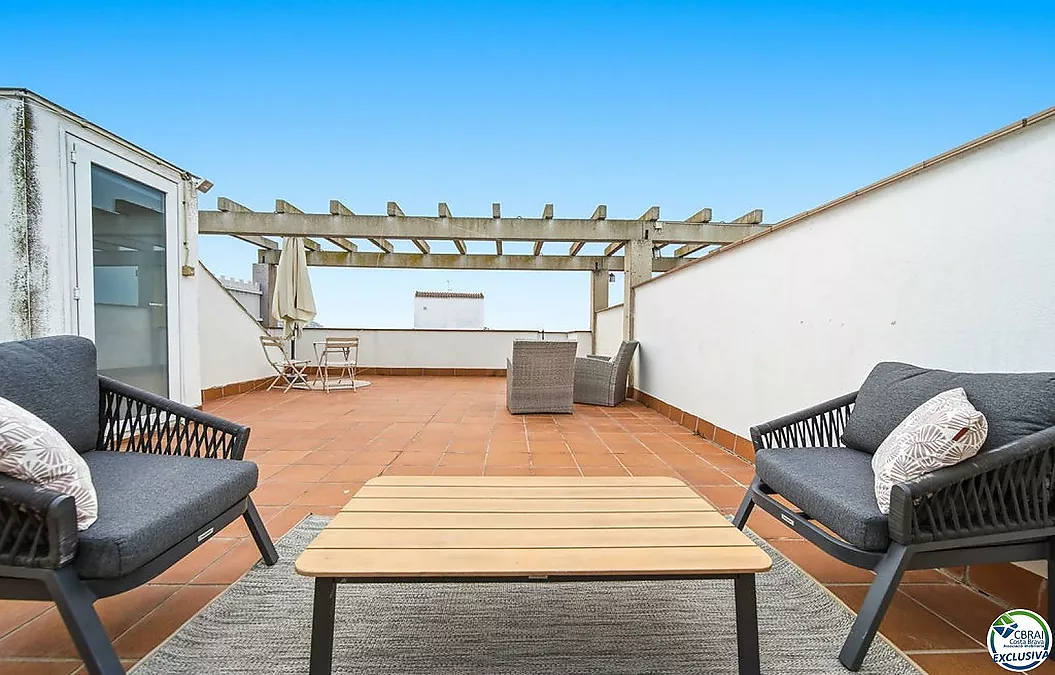 Attique 61 m², avec 60 m² de terrasses-solarium, LICENCE TOURISTI..