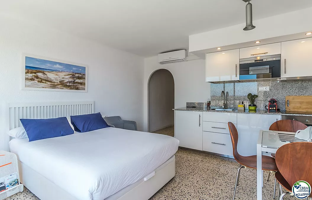 Large studio with tourist licence 50 m from the beach in Empuriabrava