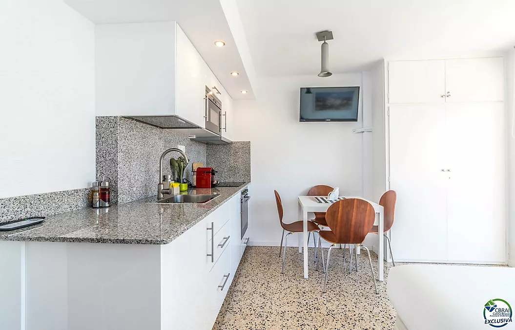 Large studio with tourist licence 50 m from the beach in Empuriabrava