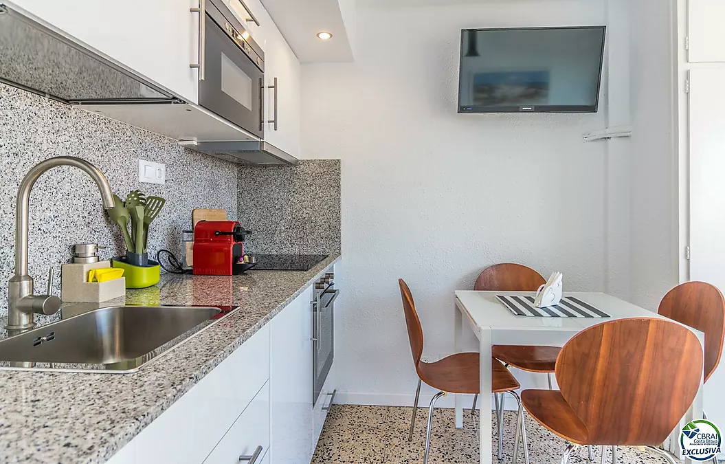 Large studio with tourist licence 50 m from the beach in Empuriabrava