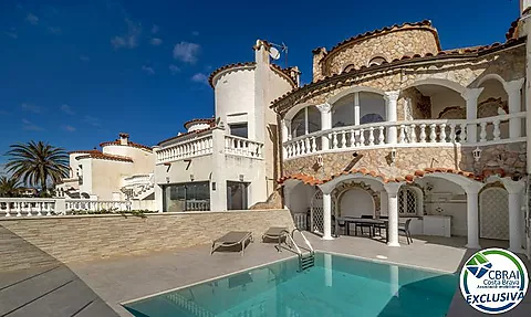 Magnificent fisherman's house with mooring and pool
