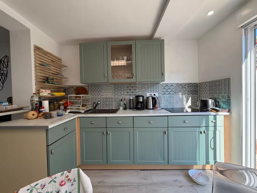 Preciós apartament en planta baixa a la zona residencial de Requesens, amb jardí de 100 m² i a prop de la platja.