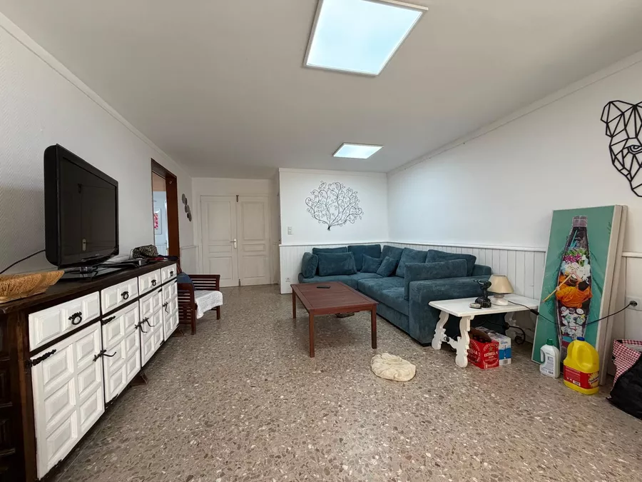 Preciós apartament en planta baixa a la zona residencial de Requesens, amb jardí de 100 m² i a prop de la platja.