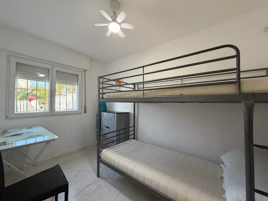Preciós apartament en planta baixa a la zona residencial de Requesens, amb jardí de 100 m² i a prop de la platja.