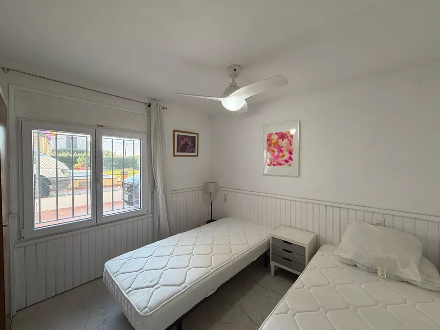 Preciós apartament en planta baixa a la zona residencial de Requesens, amb jardí de 100 m² i a prop de la platja.