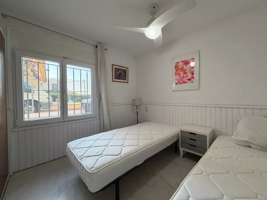 Preciós apartament en planta baixa a la zona residencial de Requesens, amb jardí de 100 m² i a prop de la platja.