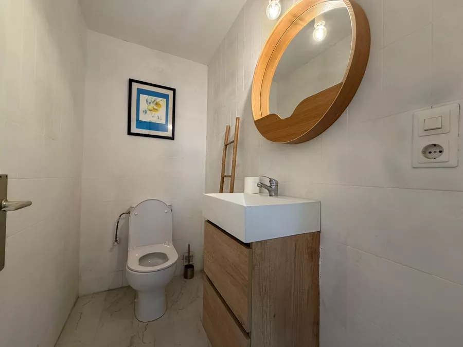 Preciós apartament en planta baixa a la zona residencial de Requesens, amb jardí de 100 m² i a prop de la platja.
