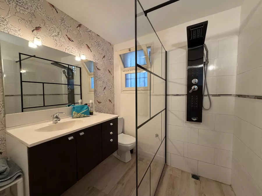 Preciós apartament en planta baixa a la zona residencial de Requesens, amb jardí de 100 m² i a prop de la platja.