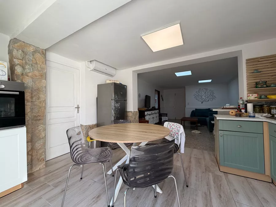 Preciós apartament en planta baixa a la zona residencial de Requesens, amb jardí de 100 m² i a prop de la platja.