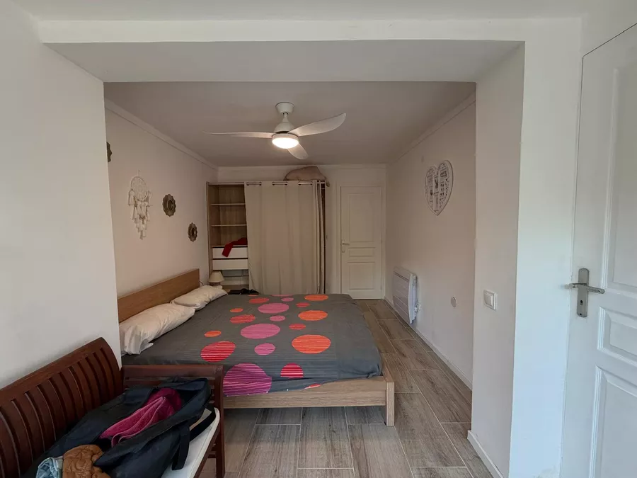 Preciós apartament en planta baixa a la zona residencial de Requesens, amb jardí de 100 m² i a prop de la platja.