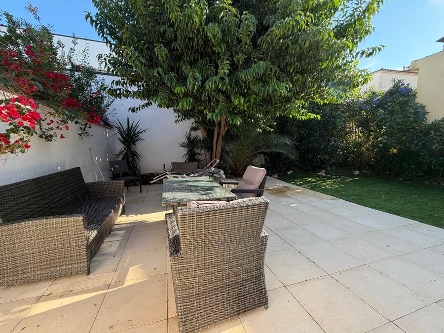 Preciós apartament en planta baixa a la zona residencial de Requesens, amb jardí de 100 m² i a prop de la platja.