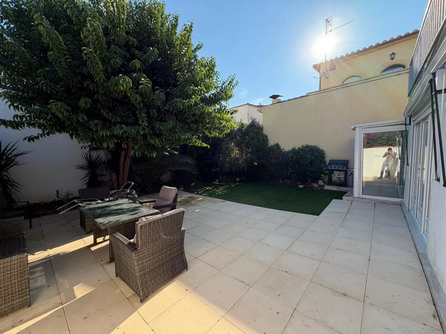 Preciós apartament en planta baixa a la zona residencial de Requesens, amb jardí de 100 m² i a prop de la platja.