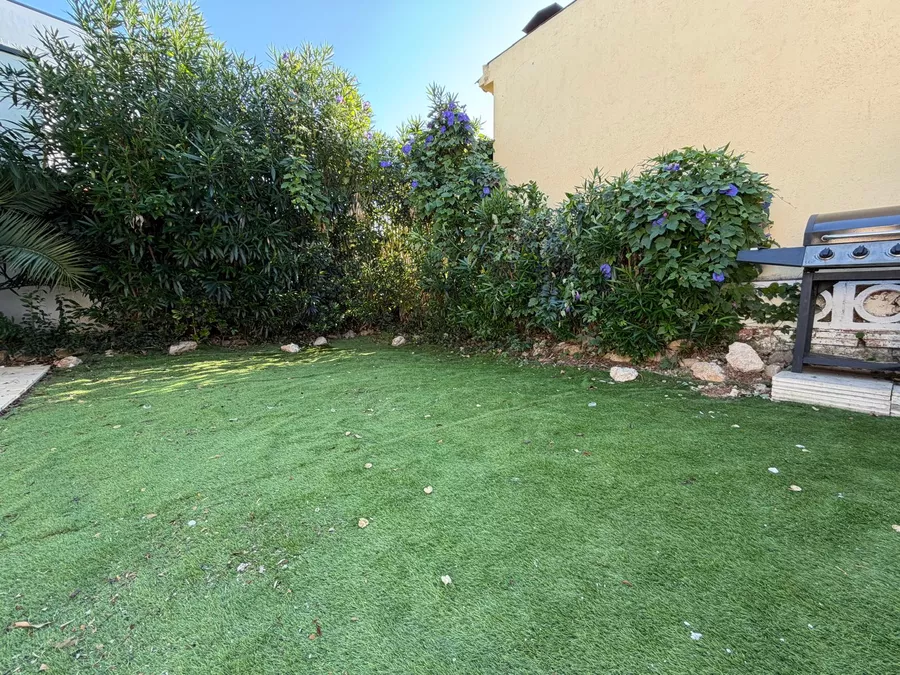 Preciós apartament en planta baixa a la zona residencial de Requesens, amb jardí de 100 m² i a prop de la platja.