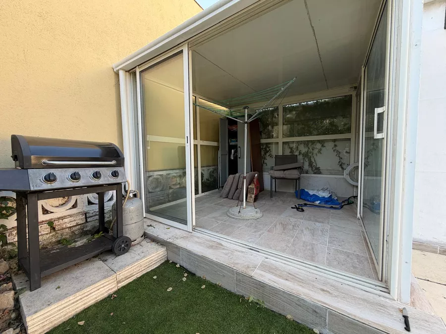 Preciós apartament en planta baixa a la zona residencial de Requesens, amb jardí de 100 m² i a prop de la platja.