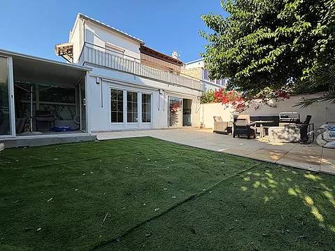 Bonito apartamento en planta baja en la zona residencial de Requesens, con jardín de 100 m² y cerca de la playa.