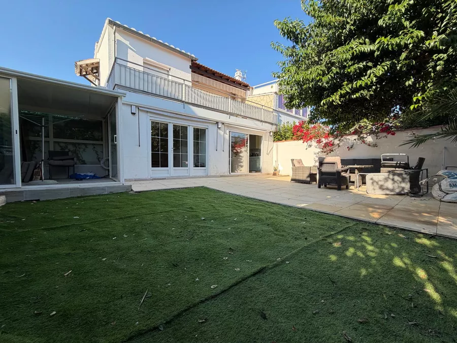 Preciós apartament en planta baixa a la zona residencial de Requesens, amb jardí de 100 m² i a prop de la platja.